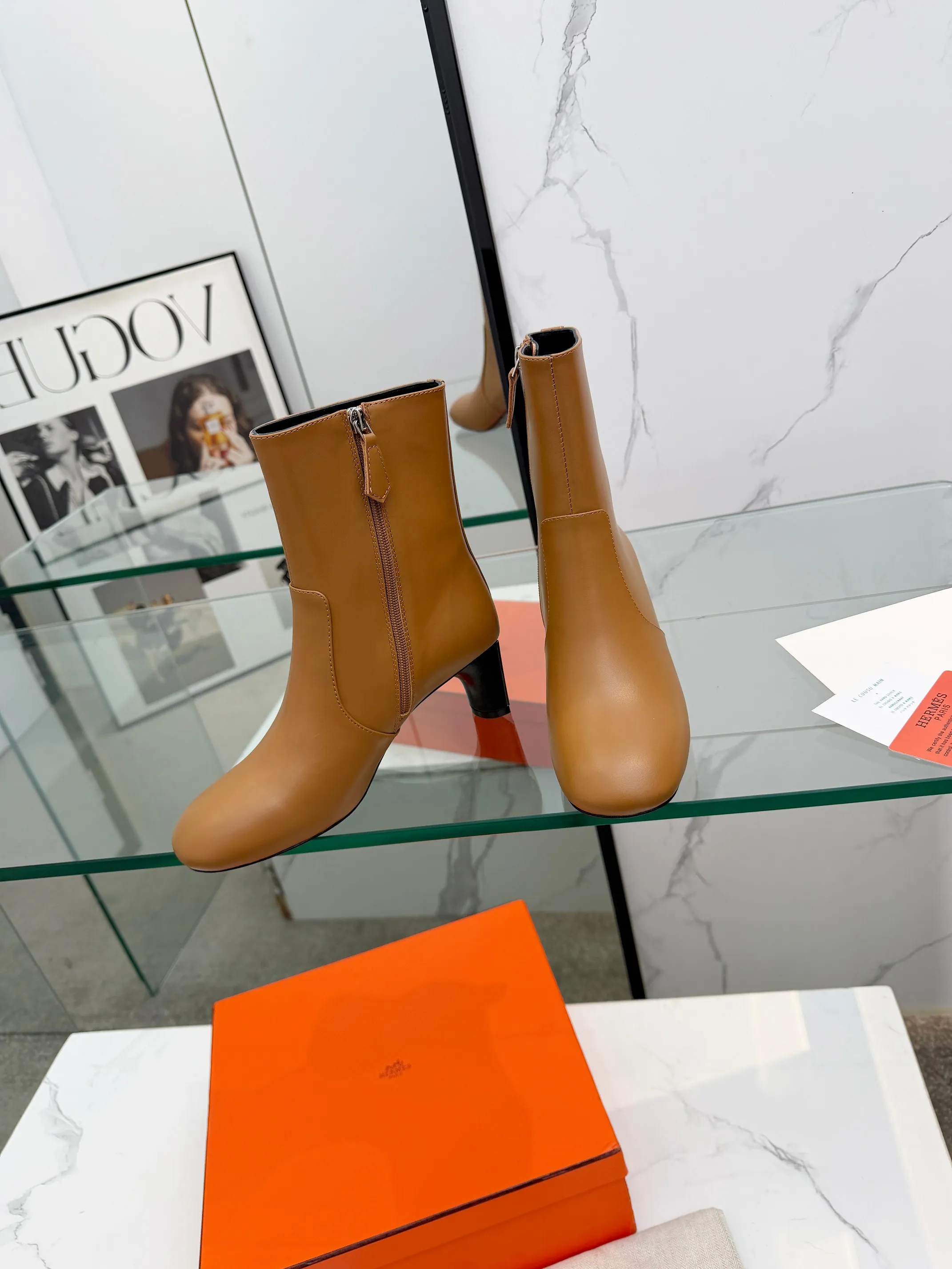 👟👟Ex-factory price 800👟👟 Top version purchasing agent Hermes 2025 autumn and winter new Lisa thick heel side zipper and naked women's short boots H family letter logo high heel round toe Martin knight boots Material: imported calfskin upper + water-dyed sheepskin lining + Italian genuine leather outsole Heel height: 5.5CM Size: Women’s size 35-41 (40.41 customized, non-refundable)